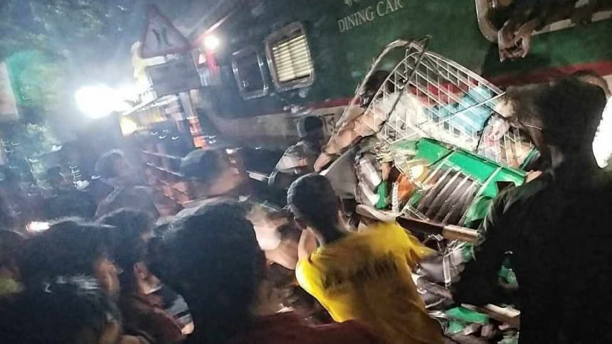 কালুরঘাট সেতুতে দুর্ঘটনা: ‘হঠাৎ বিকট শব্দ, এসে দেখি ট্রেনের নিচে মানুষের আর্তনাদ’