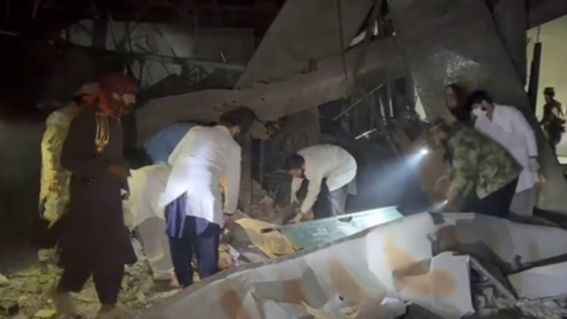 আফগানিস্তানের হাসপাতালে পাকিস্তানের হামলায় নিহত ৪০০