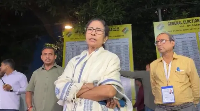  ‘রাজ্যের পুলিশ এখন...’  স্ট্রংরুম থেকে বেরিয়ে কী বললেন মমতা?