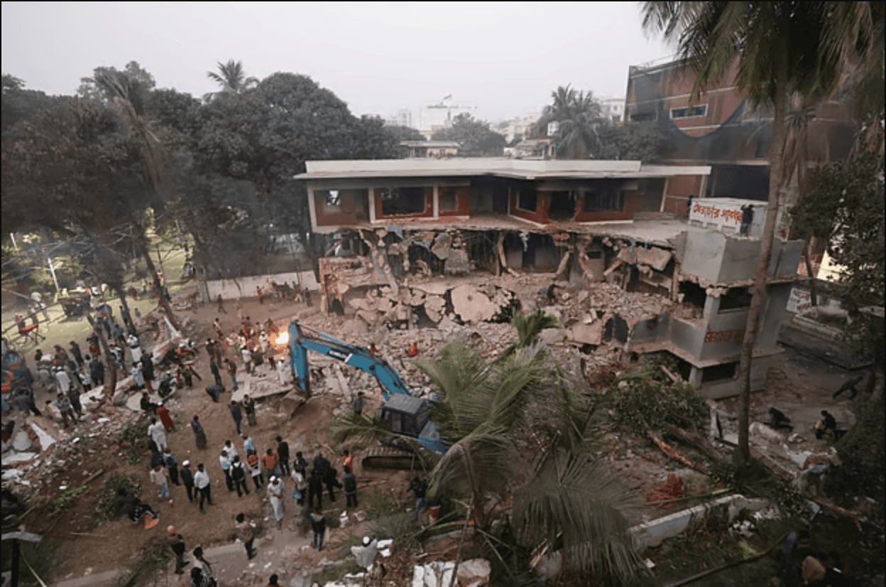 ধানমন্ডি ৩২ নম্বরে ফুল দিতে গিয়ে ৪ জন গ্রেপ্তার, সন্ত্রাসবিরোধী আইনে মামলা