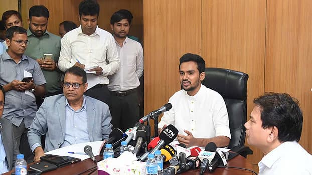 ঢাকা দক্ষিণ সিটি প্রসঙ্গে উপদেষ্টা আসিফ, আর চুপ থাকার মতো পরিবেশ-পরিস্থিতি নেই