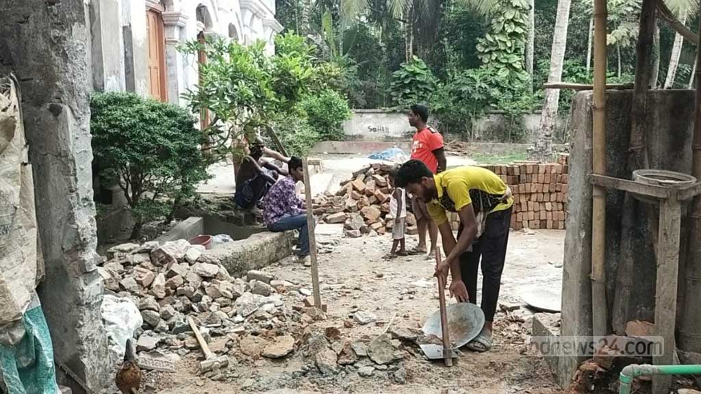 নড়াইলে প্রাচীর তুলে ২৫ হিন্দু জেলে পরিবারের রাস্তা অবরুদ্ধ, প্রশাসনের হস্তক্ষেপে মুক্ত