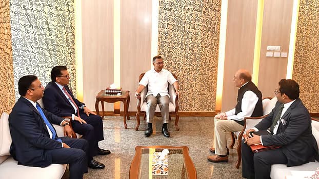 প্রধানমন্ত্রীর সঙ্গে সৌজন্য সাক্ষাৎ করলেন ভারতের হাইকমিশনার