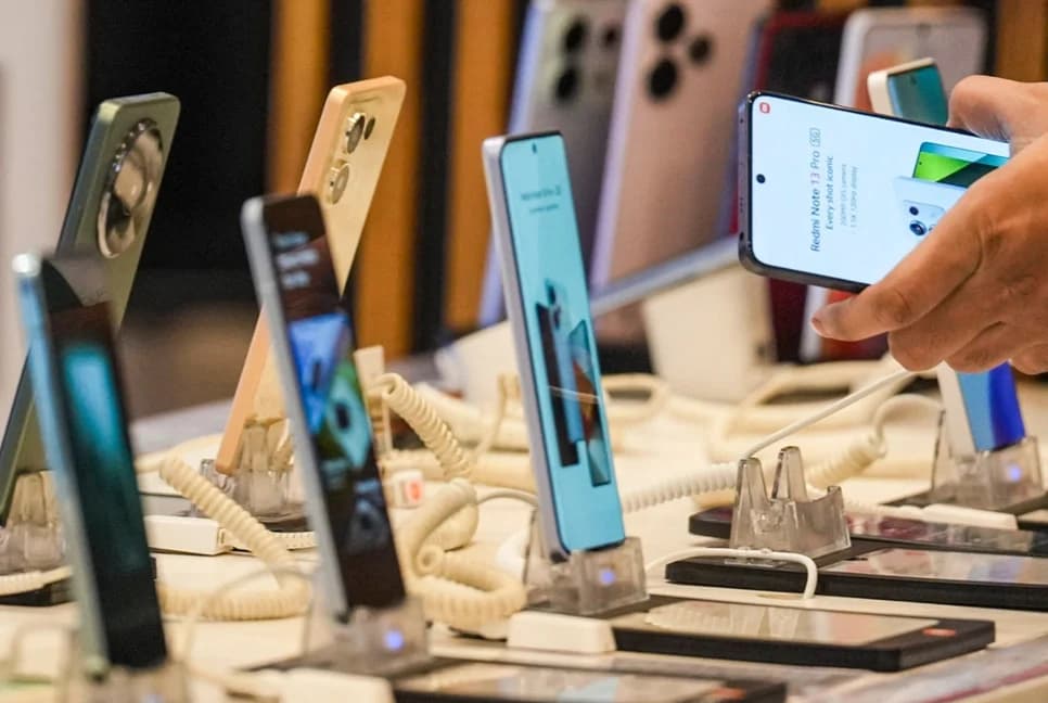 মুঠোফোনের আমদানি শুল্ক ৬০% কমল, দাম কত কমবে