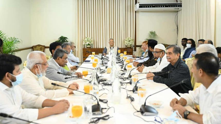 বিএনপি-জামায়াতসহ চার দলের নেতাদের সঙ্গে বৈঠকে প্রধান উপদেষ্টা