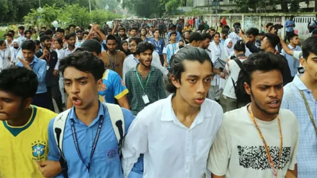দ্বিতীয় দিনের মত রাজধানীতে বিক্ষোভ অব্যাহত, সায়েন্সল্যাব থেকে সচিবালয়ের পথে এইচএসসি পরীক্ষার্থীদের লংমার্চ