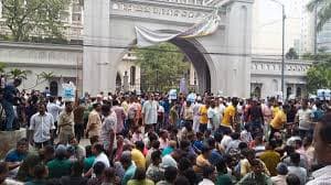নগর ভবনের প্রধান ফটকে তালা, ইশরাকের সমর্থকদের অবস্থান