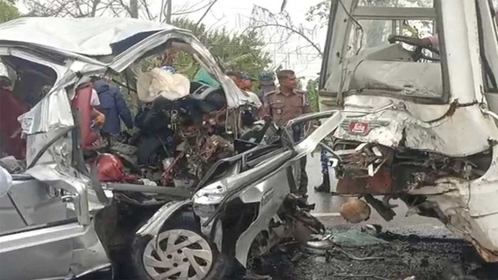 বাগেরহাটে বাস-মাইক্রোবাস সংঘর্ষ, নিহত ১৩