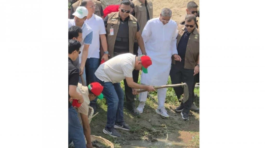 নিজ হাতে মাটি কেটে খাল খনন কর্মসূচি উদ্বোধন করলেন প্রধানমন্ত্রী