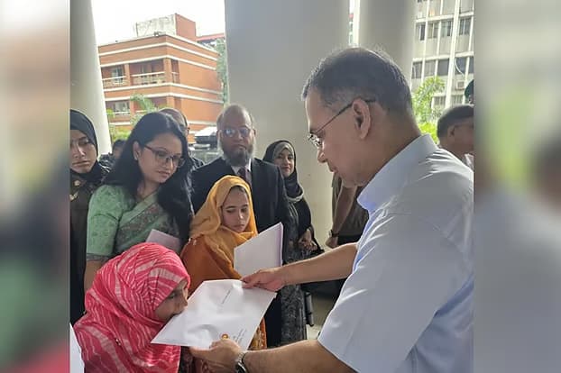 তিন প্রতিবন্ধী ব্যক্তির হাতে নিয়োগপত্র তুলে দিলেন প্রধানমন্ত্রী