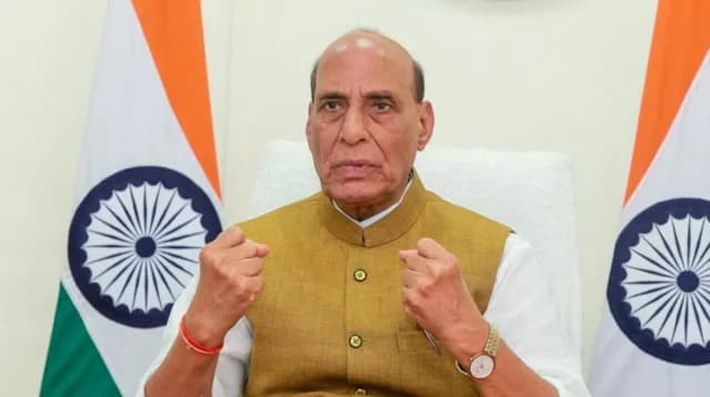 পাকিস্তানের পারমাণবিক অস্ত্র আইএইএ’র তত্ত্বাবধানে রাখার দাবি ভারতের প্রতিরক্ষামন্ত্রীর