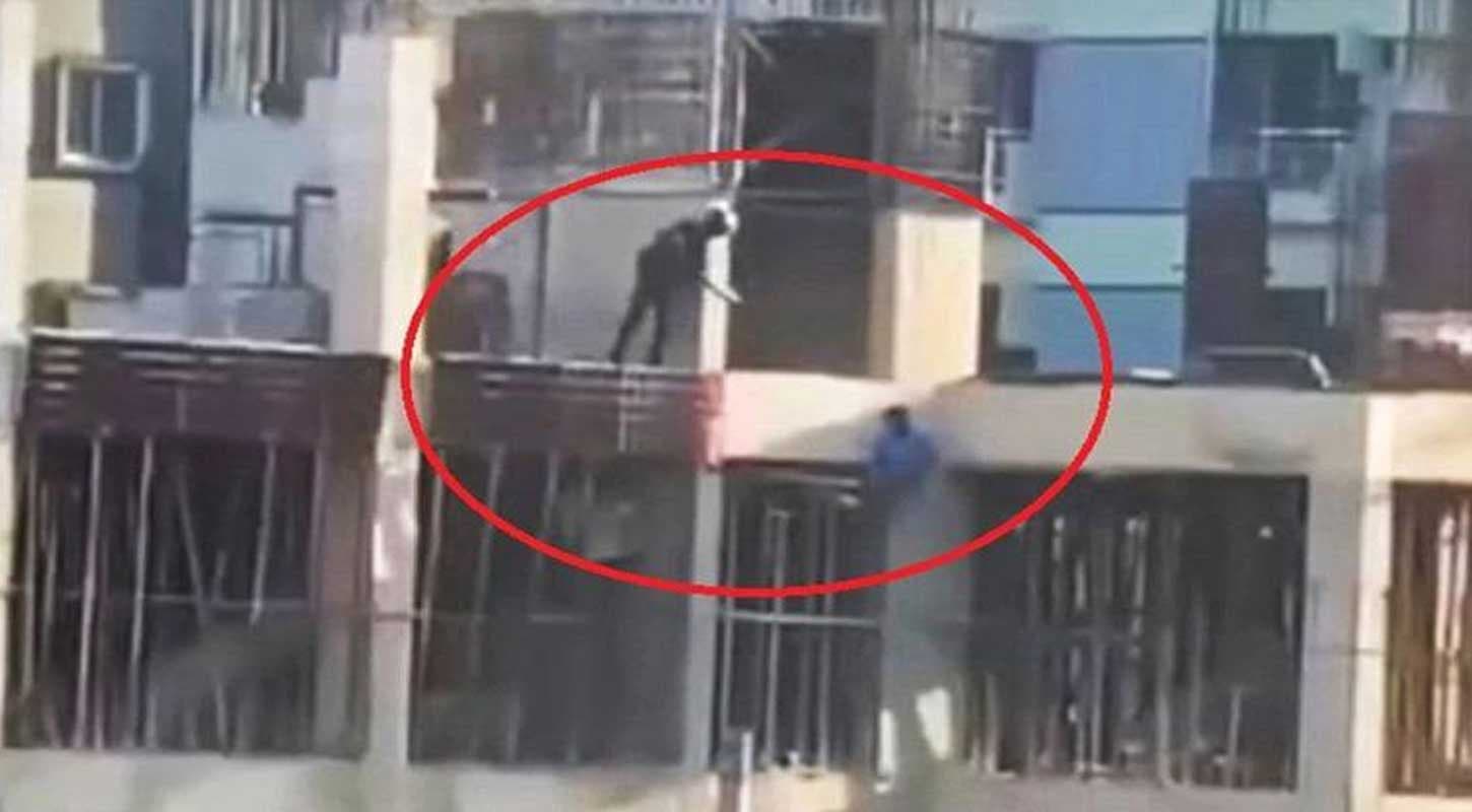 কার্নিশে ঝুলে থাকা তরুণকে গুলিসহ ২ জনকে হত্যা: সাবেক ডিএমপি কমিশনারসহ ৩ পুলিশের মৃত্যুদণ্ড
