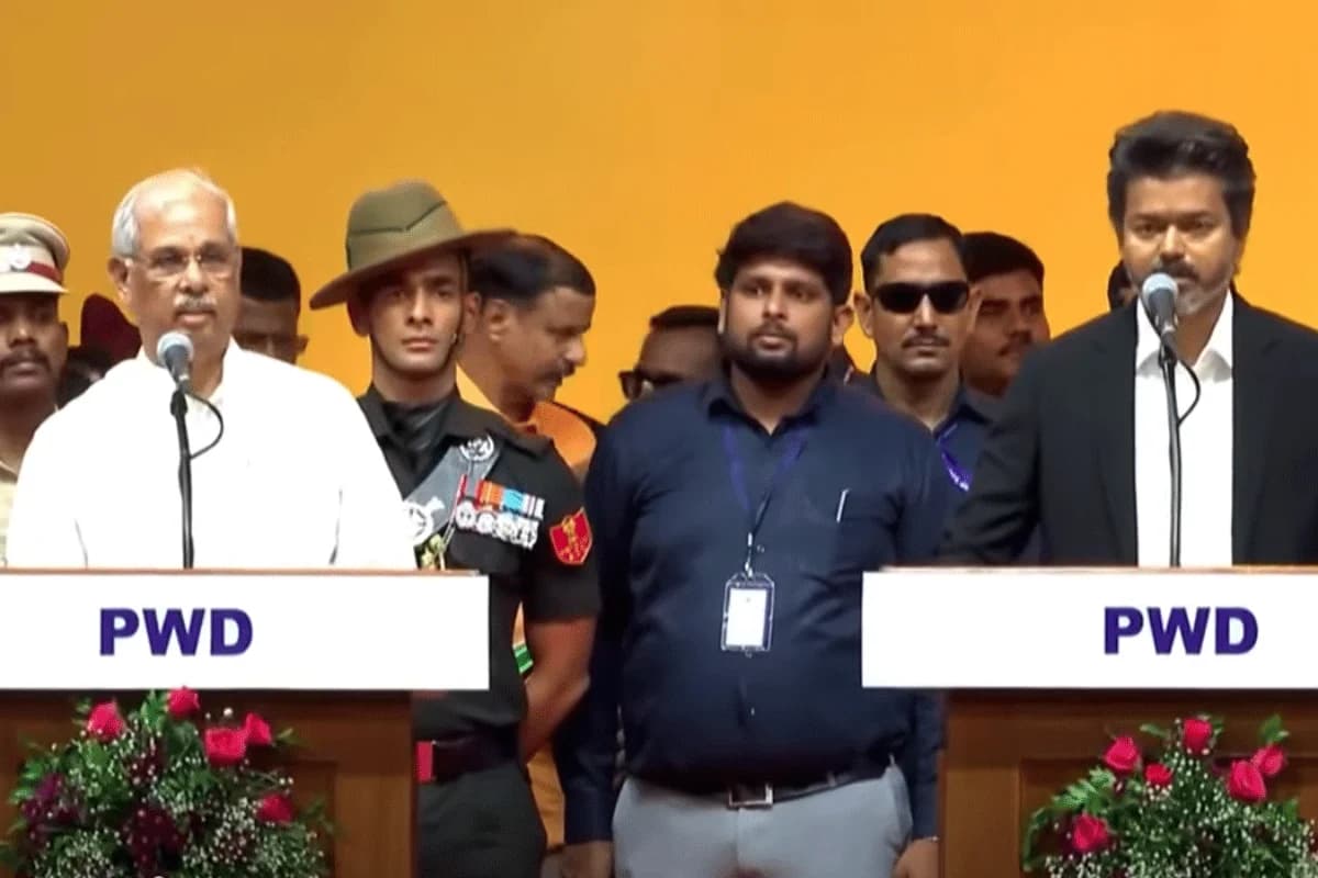 তামিলনাড়ুর মুখ্যমন্ত্রী হিসেবে শপথ নিলেন থালাপতি বিজয়