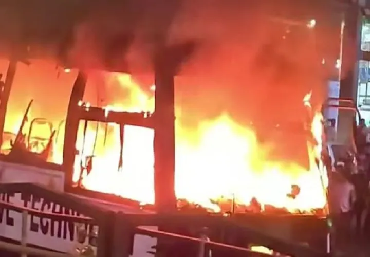  রাতে মিরপুরে ককটেল বিস্ফোরণ, ধানমন্ডিতে বাসে আগুন