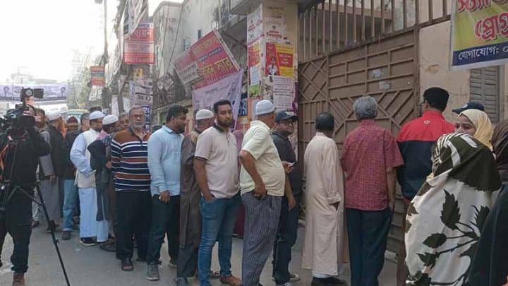 ত্রয়োদশ জাতীয় সংসদ নির্বাচনঃ উৎসাহ-উদ্দীপনায় ভোটগ্রহণ চলছে