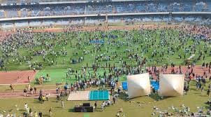 মেসিকে দেখতে না পেয়ে কলকাতায় গ্যালারিতে ভাঙচুর, দর্শক নেমে পড়লেন মাঠে