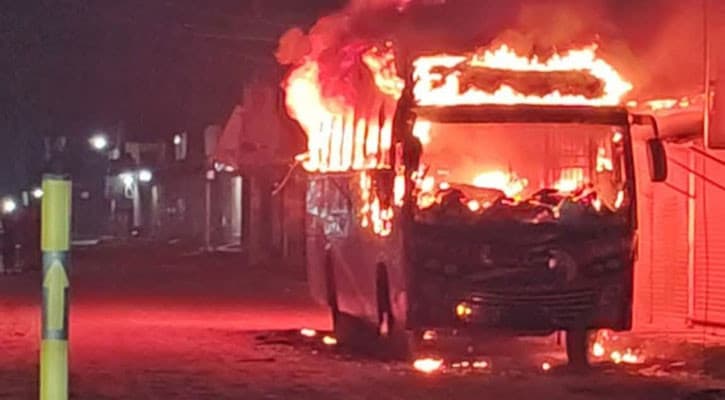 ময়মনসিংহে বাসে দুর্বৃত্তের আগুন, ভেতরেই পুড়ে মারা গেলেন চালক