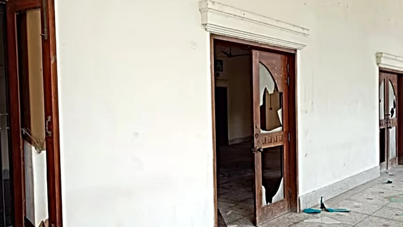 শাহজাদপুরে রবীন্দ্র কাছারিবাড়িতে হামলা ও ভাঙচুরের ঘটনায় মামলা, দর্শনার্থী প্রবেশ বন্ধ