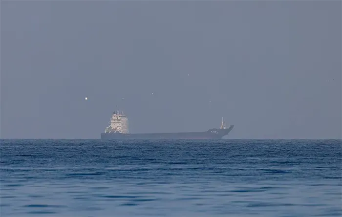 হরমুজ প্রণালি দিয়ে দিনে ১৫ জাহাজ যেতে দেবে ইরান