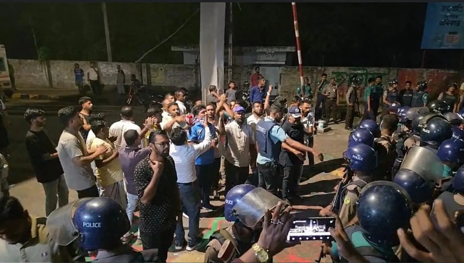 চট্টগ্রামের টাইগারপাস এলাকায় জুলাই গ্রাফিতি মোছা নিয়ে এনসিপি-বিএনপির উত্তেজনা