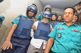 আসামির কাঠগড়ায় সাবেক প্রধান বিচারপতি খায়রুল হকের ৪০ মিনিট, দুই হাত পেছনে নিয়ে পরানো হয় হাতকড়া
