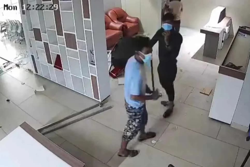 চাঁদা না পেয়ে চট্টগ্রামে আইএসপি প্রতিষ্ঠানে হামলা, ৩৫ লাখ টাকা লুট