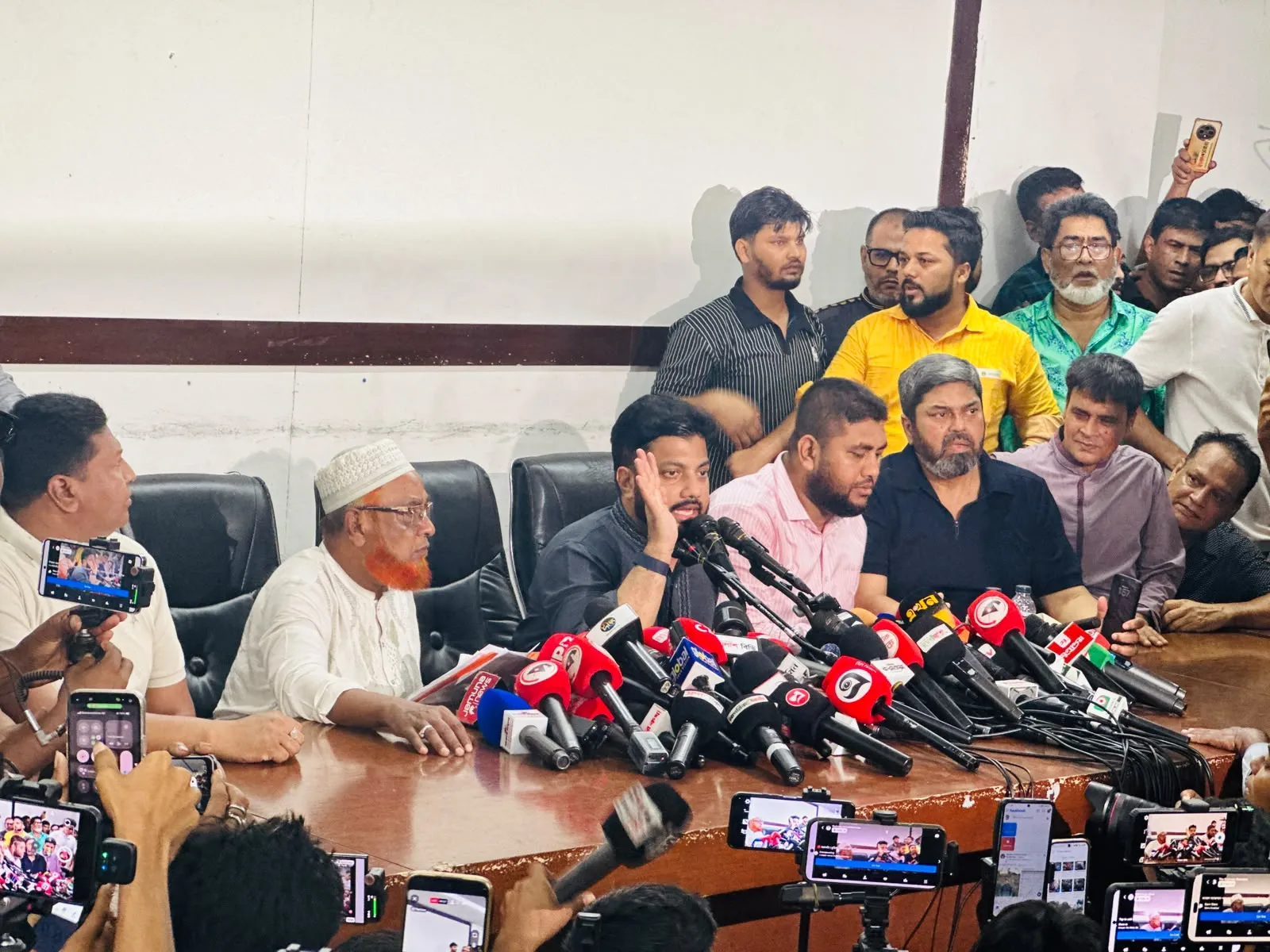 প্রতিমন্ত্রীর পদ থেকে ইশরাক হোসেনের পদত্যাগের ঘোষণা