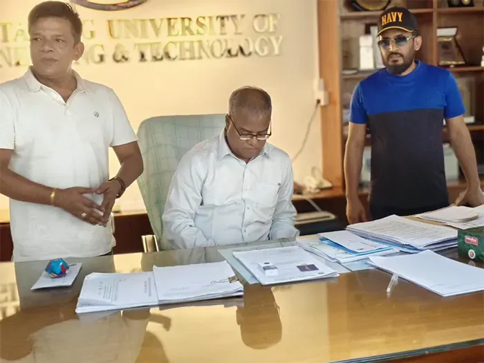 নিয়োগের ২১ দিন পর তালা ভেঙে প্রশাসনিক ভবনে ঢুকলেন চুয়েটের নতুন ভিসি