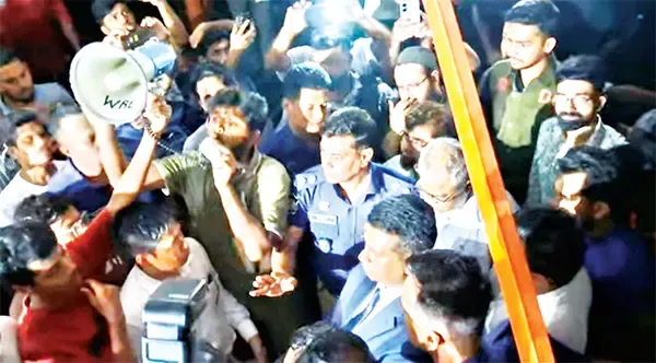 ‘আর ফিরবেন না চুয়েটে’ শর্তে ক্যাম্পাস ছাড়লেন নবাগত ভিসি
