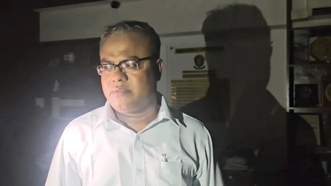 বিদ্যুৎ-পানি বিচ্ছিন্ন কার্যালয়ে ২১ ঘণ্টা অবরুদ্ধ চুয়েট উপাচার্য